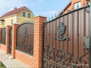 Кирпичный забор с ковкой  150 метров фото в Вербилках