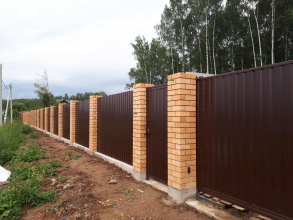 Кирпичный забор на ленточном фундаменте 12 метров фото в Вербилках