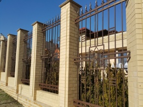 Кирпичный забор с ковкой  10 метров фото в Вербилках